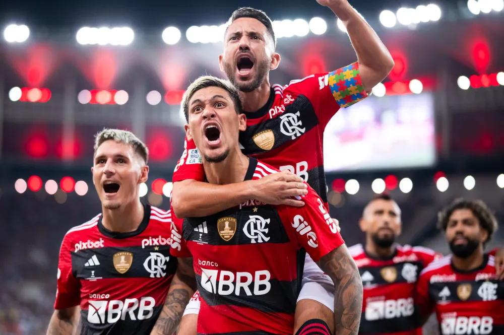 Flamengo aposta em Pedro e Varela para jogo decisivo