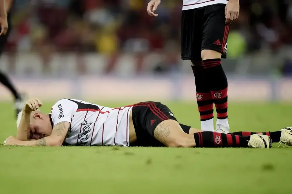 Lesão de Ayrton Lucas preocupa Flamengo para jogo de volta da semifinal