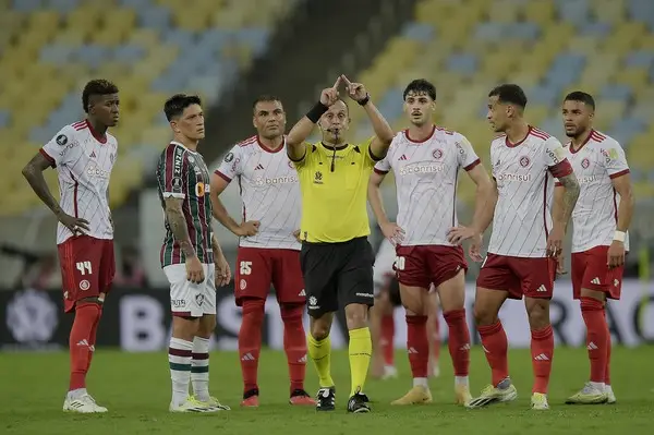 Árbitro Polêmico Marca Estreia do Flamengo na Libertadores