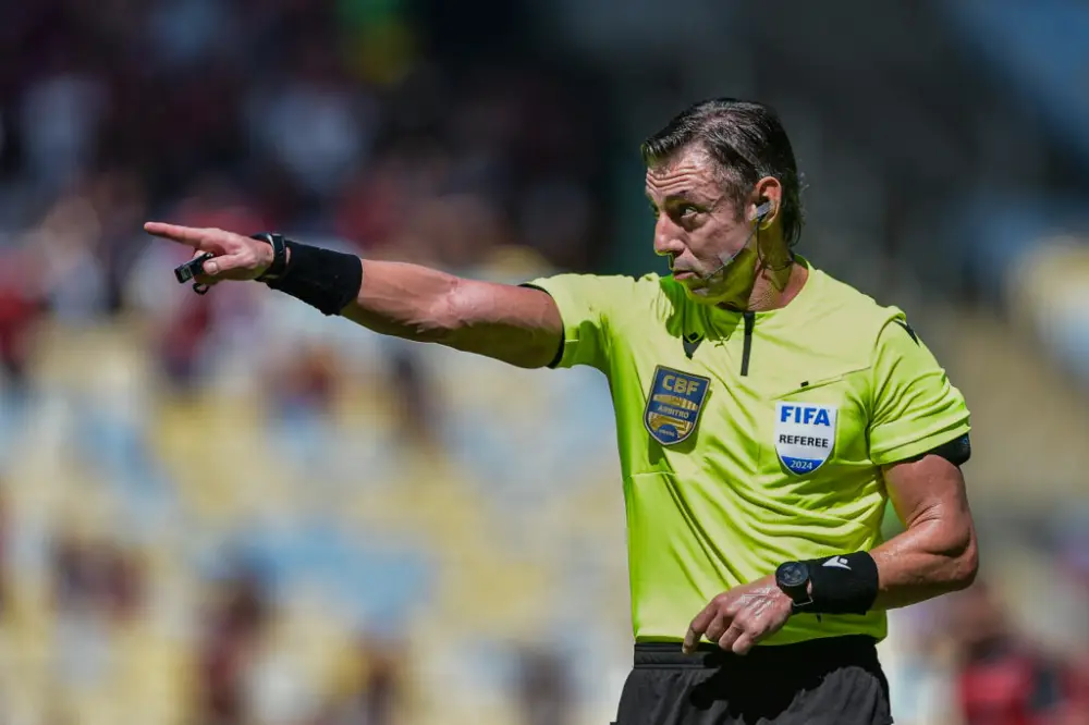 Impedimentos e Calor: Bruno Henrique critica arbitragem e jogos às 11h após derrota do Flamengo