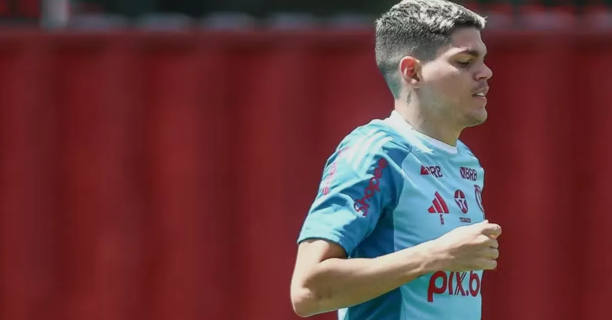 Flamengo se prepara para jogo do Carioca com possível retorno de Ayrton Lucas