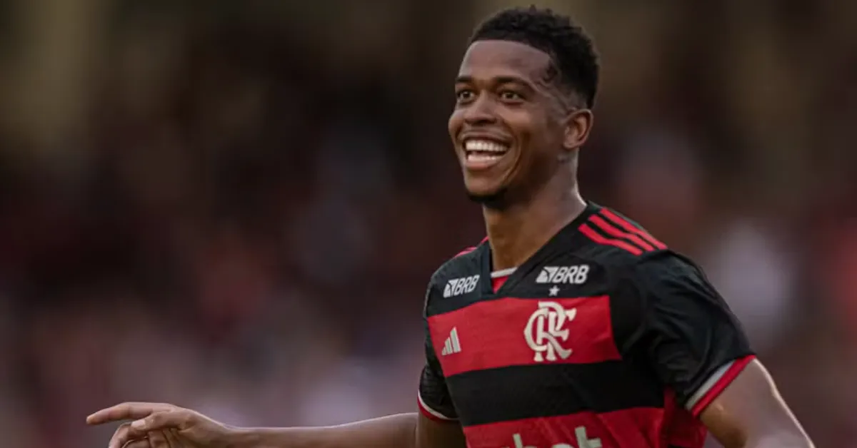 A Ascensão, Queda e Reconstrução de Carlinhos: Uma Análise da Carreira do Atacante