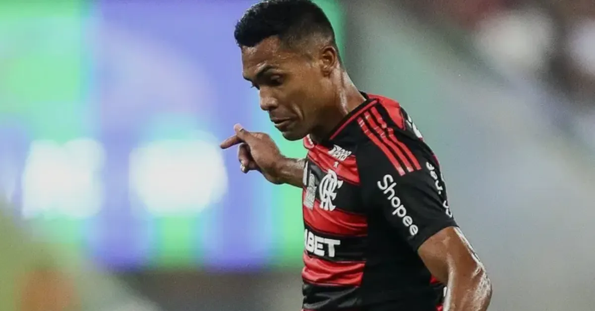 Alex Sandro Fora do Clássico: Flamengo Prioriza Recuperação para Libertadores