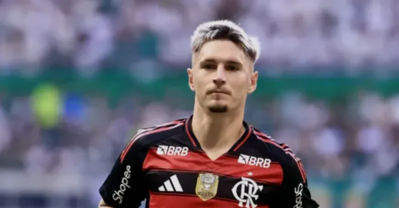 Varela e Flamengo: Negociação Contratual, Versatilidade Tática e Futuro no Clube