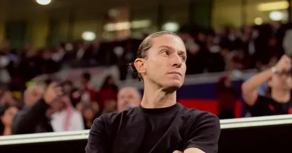 Filipe Luís renova com Flamengo e quebra tabu de 13 anos